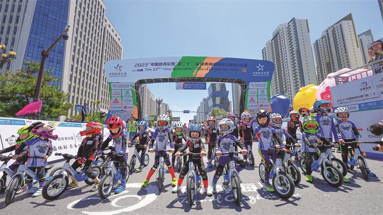 2024第二十三届环青海湖国际公路自行车赛打响揭幕战