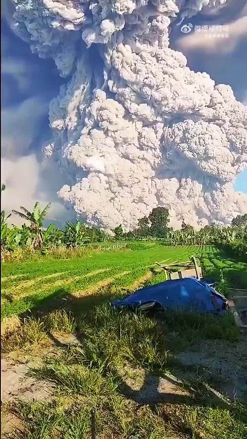 实拍大喷发后的印尼鲁昂火山视频