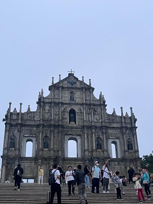 澳门大三巴牌坊13日重开游人如织