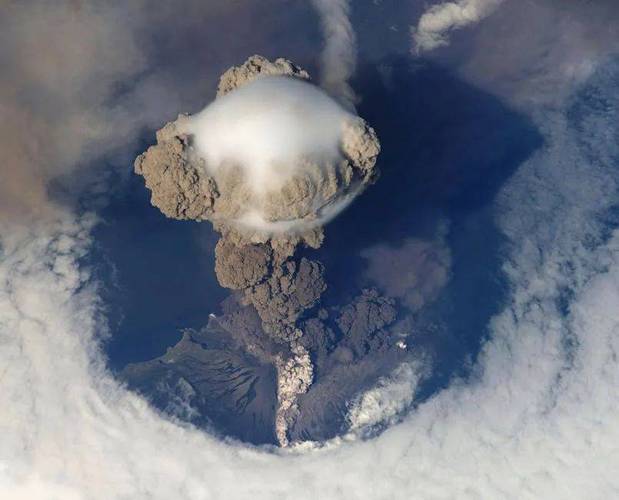 最高警戒级别!印尼鲁昂火山再喷发,已有数千人撤离!