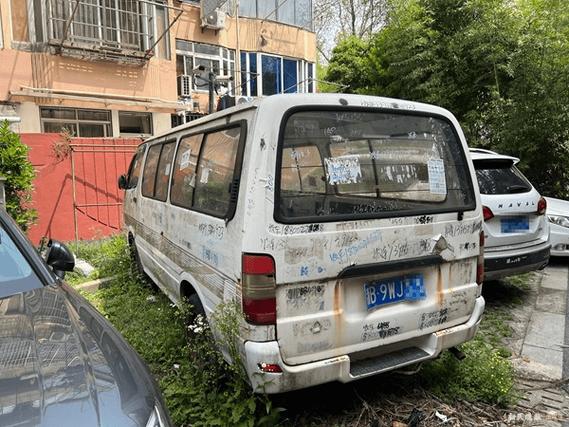 充电桩富余却依然抢不上 谁来管堵路占位“僵尸车”