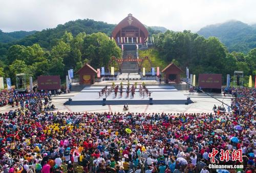 海南五指山“三月三”举行祭祀袍隆扣大典