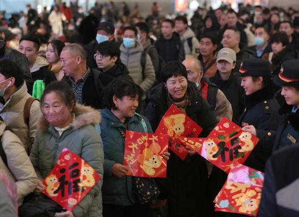 （新春见闻）2025年春运启幕 西宁火车站非遗集市吸引旅客关注