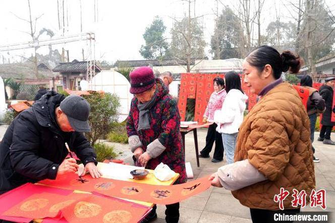 四川崇州市举办2025返乡青年新春大拜年活动
